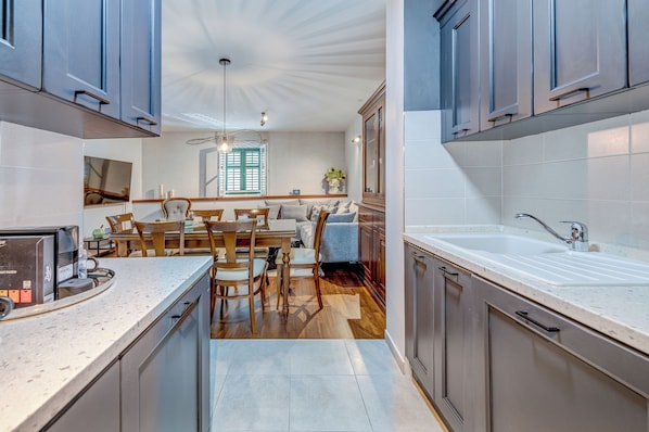 Deluxe Apartment, City View | Private kitchen