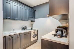 Deluxe Apartment, City View | Private kitchen