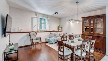 Apartamento luxo, vista para a cidade | Área de estar | TV de tela plana 150 cm com canais a cabo