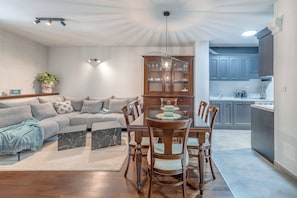 Appartement Deluxe, vue ville | Salle à manger