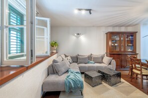 Deluxe-lejlighed - byudsigt | Opholdsområde | 150-centimeters fladskærms-tv med kabelkanaler