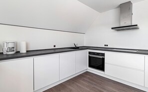 Kühlschrank, Geschirrspüler, Wasserkocher mit Kaffee-/Teezubehör