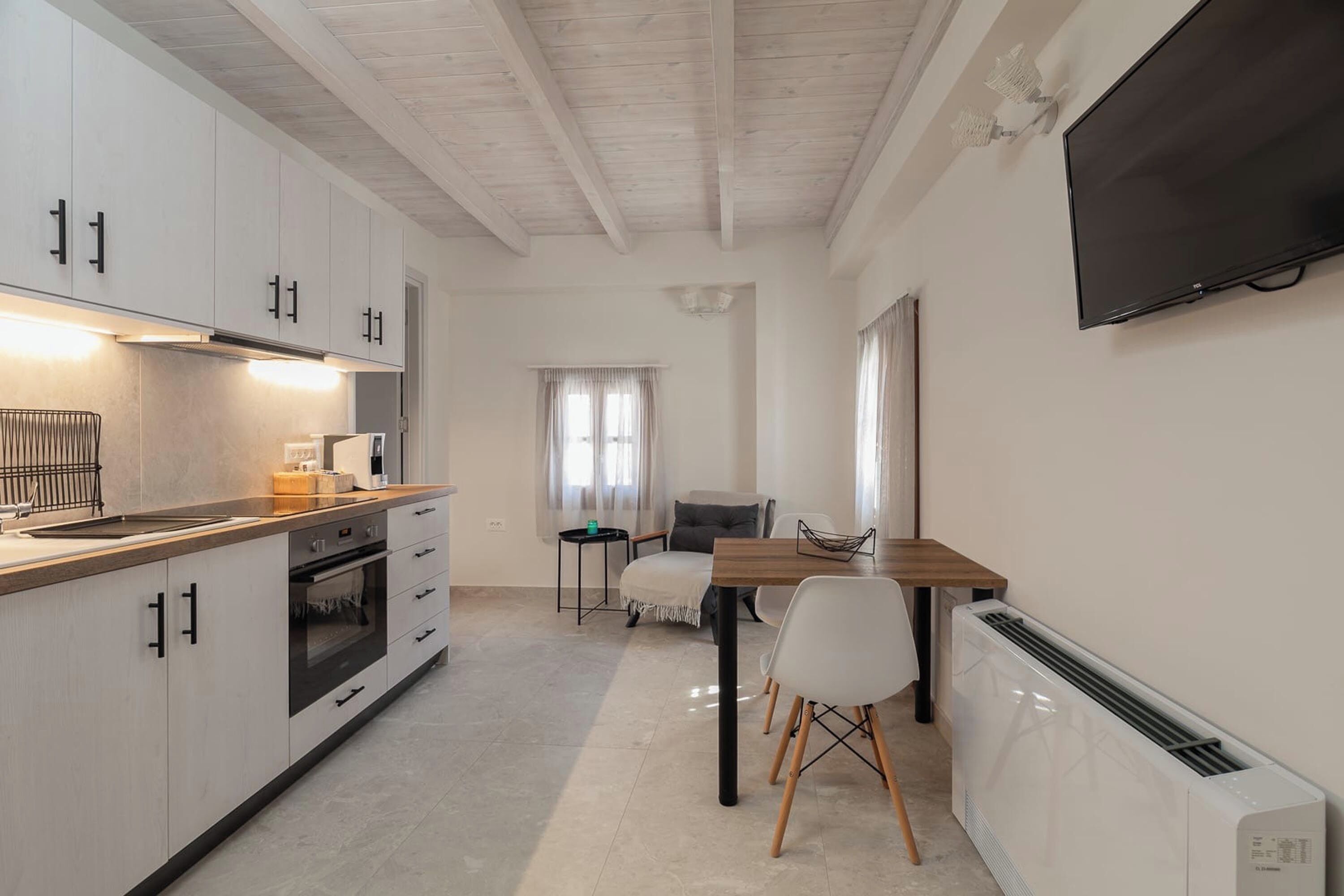 Habitación doble, patio, vista a la montaña | Caja de seguridad en la habitación y tabla de planchar con plancha 