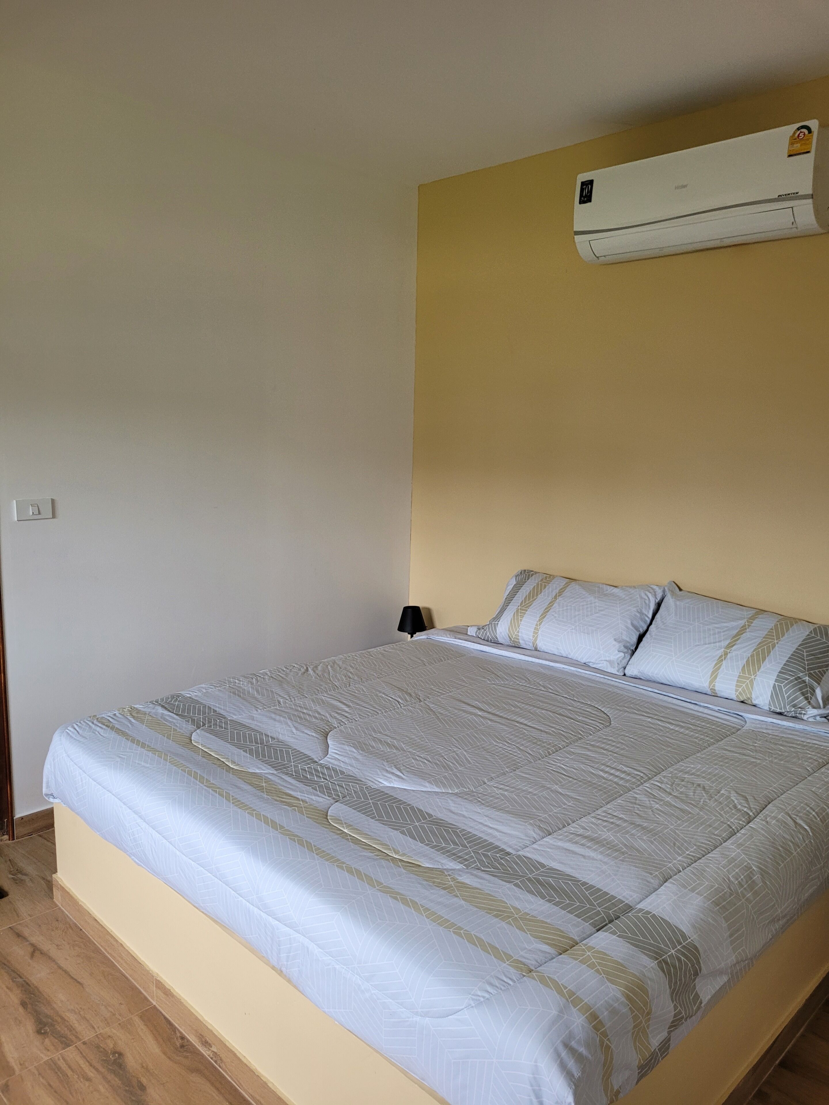 Bungalow, balkong, bassengutsikt | Safe på rommet, blendingsgardiner og wi-fi (inkludert)