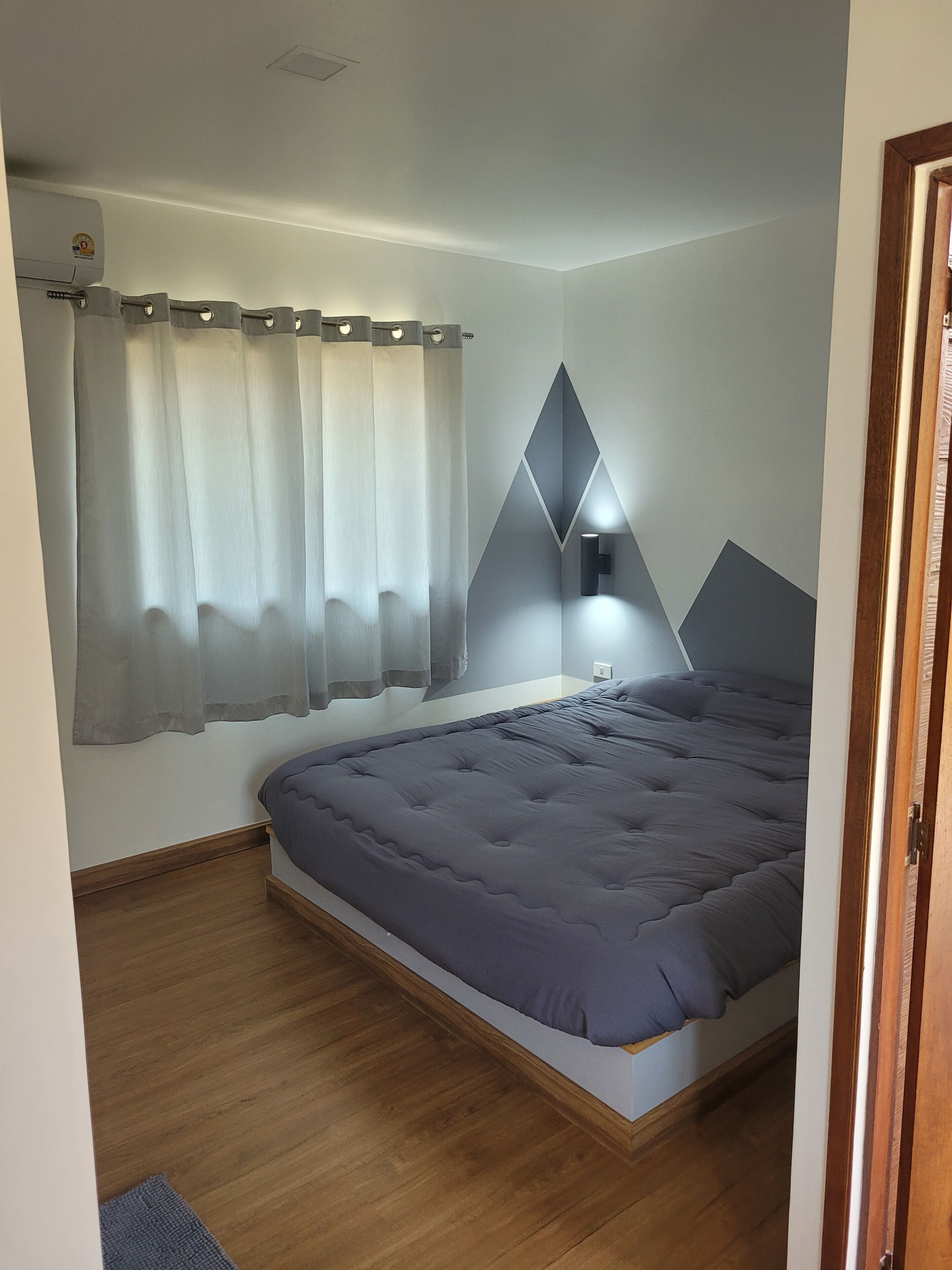 Bungalow, balkong, hageutsikt | Safe på rommet, blendingsgardiner og wi-fi (inkludert)