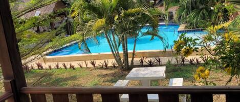 Bungalow, parveke, näköala uima-altaalle | Terassi/patio