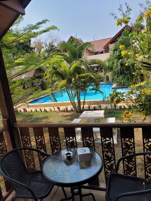 Bungalow, Balkon, Poolblick | Terrasse/Patio