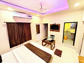 Hypo-allergenic bedding, desk, free WiFi, bed sheets