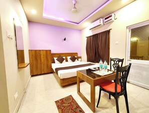 디럭스 더블룸, 침대(여러 개), 에어컨 | 저자극성 침구, 책상, 무료 WiFi, 침대 시트