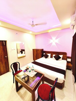 저자극성 침구, 책상, 무료 WiFi, 침대 시트