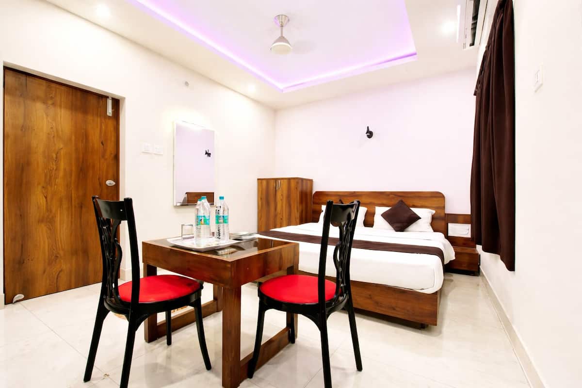 Hypo-allergenic bedding, desk, free WiFi, bed sheets