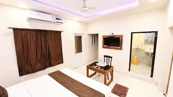 Hypo-allergenic bedding, desk, free WiFi, bed sheets