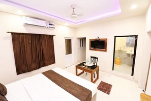 Hypo-allergenic bedding, desk, free WiFi, bed sheets - Hotel Blueee Sagar Near Golden Sea Beach (Puri)