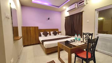 Hypo-allergenic bedding, desk, free WiFi, bed sheets