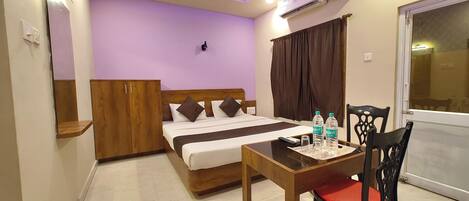 Hypo-allergenic bedding, desk, free WiFi, bed sheets