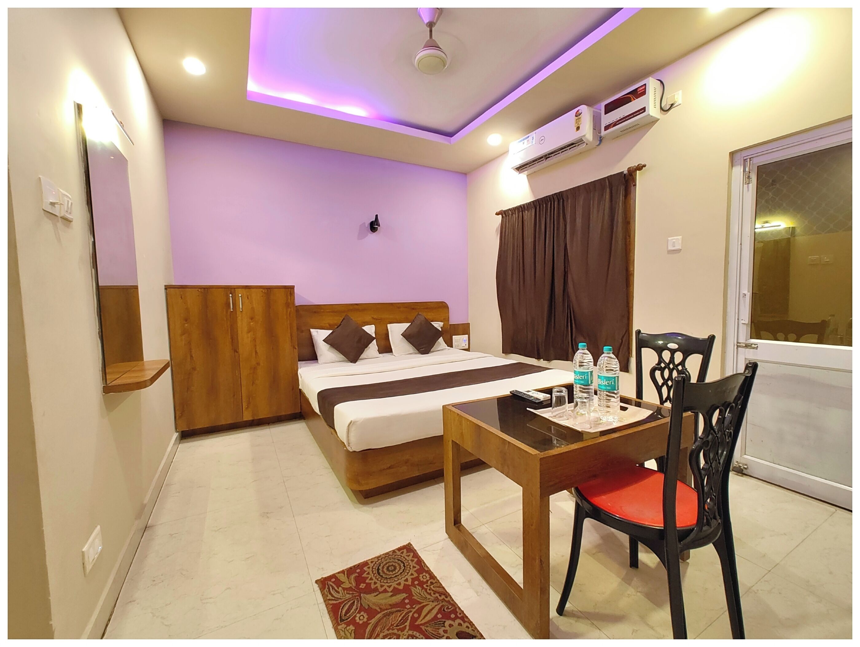 Hypo-allergenic bedding, desk, free WiFi, bed sheets