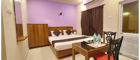 Hypoallergeen beddengoed, een bureau, gratis wifi, beddengoed