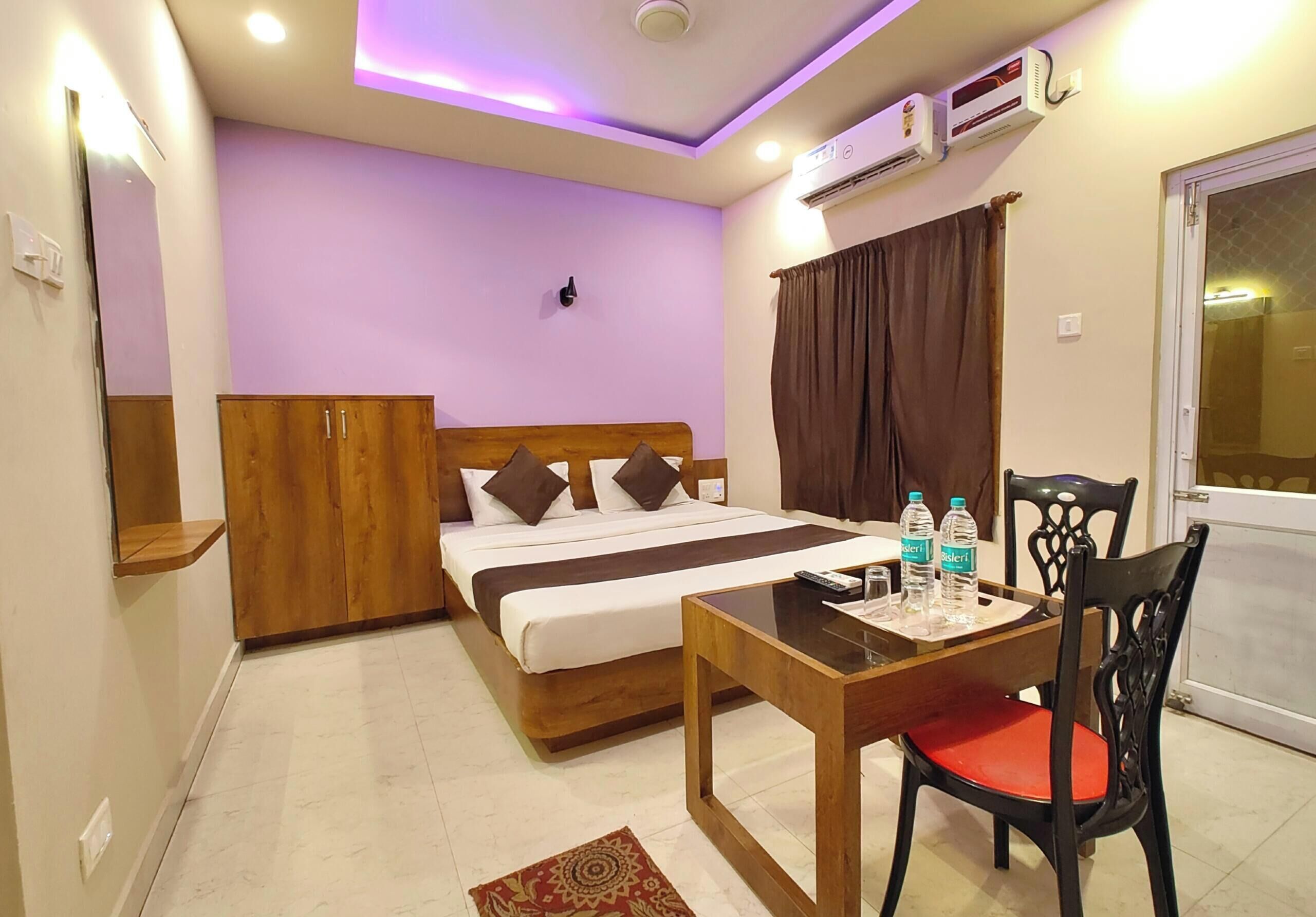 Hypo-allergenic bedding, desk, free WiFi, bed sheets