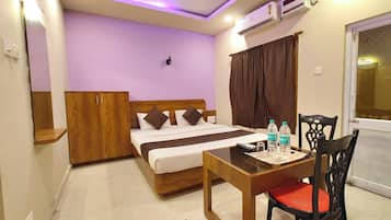 Hypo-allergenic bedding, desk, free WiFi, bed sheets