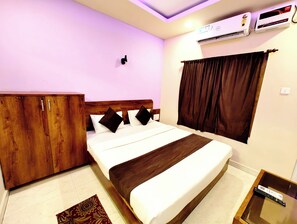 低刺激性寝具、デスク、WiFi (無料)、ベッドシーツ