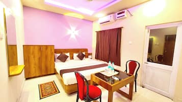 Hypo-allergenic bedding, desk, free WiFi, bed sheets