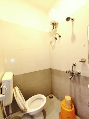 Quarto casal luxo, várias camas, ar-condicionado | Banheiro | Chuveiro, chuveiro com efeito de chuva, toalhas de banho, sabonete