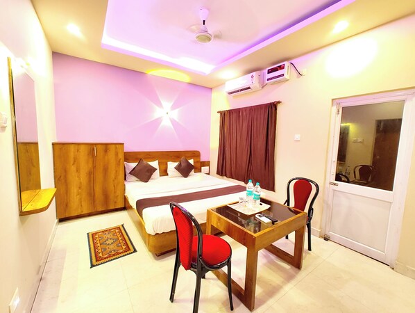 Deluxe Double Room, Multiple Beds | Hypo-allergenic bedding, free WiFi