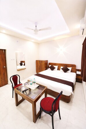 Hypo-allergenic bedding, desk, free WiFi, bed sheets - Hotel Blueee Sagar Near Golden Sea Beach (Puri)