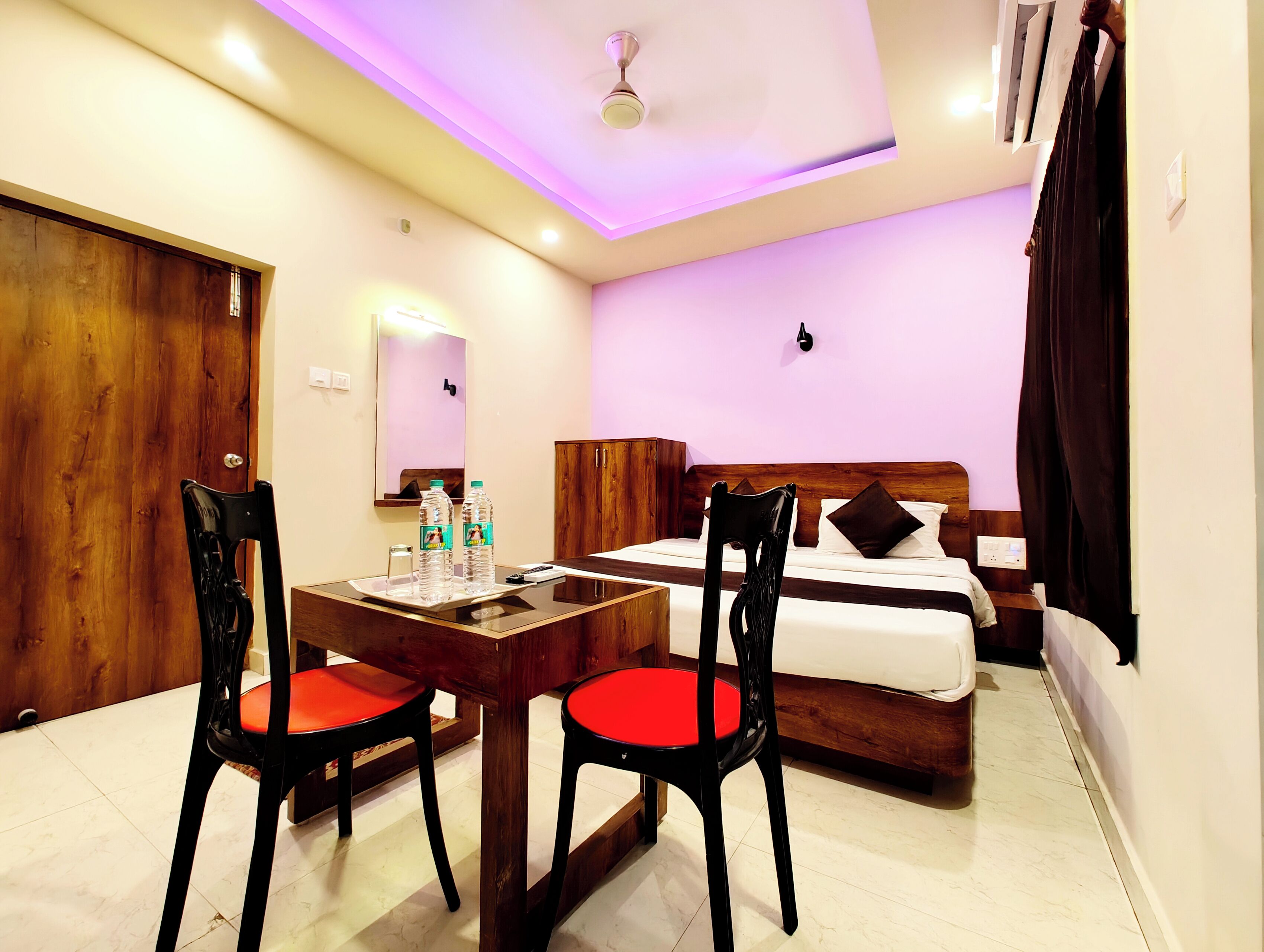 Hypo-allergenic bedding, desk, free WiFi, bed sheets