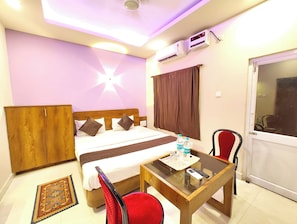 Quarto casal luxo, várias camas | Roupas de cama antialérgicas, escrivaninha, Wi-Fi de cortesia