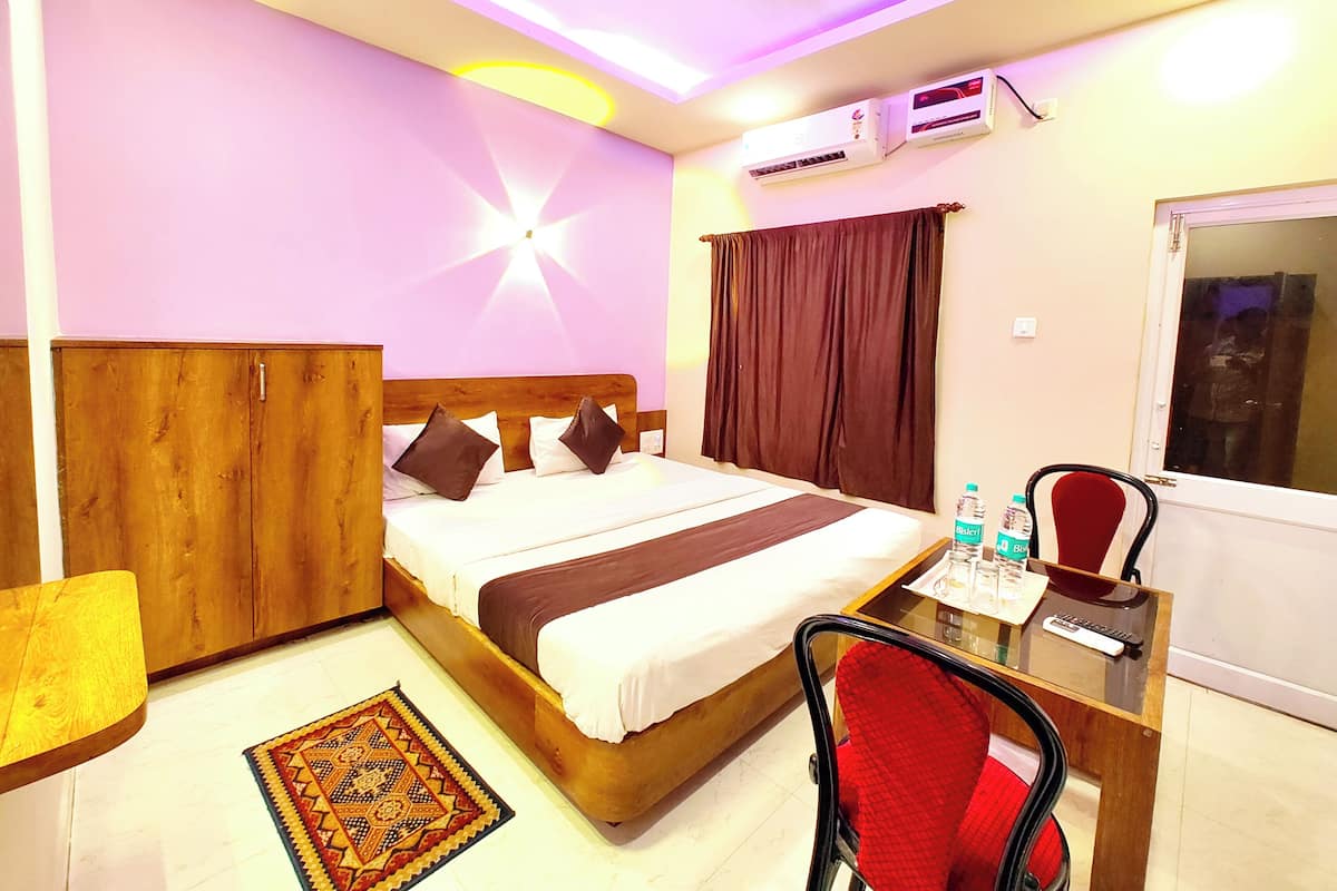 Deluxe Double Room, Berbilang Katil | Peralatan tempat tidur hipoalergenik, meja, Wi-fi percuma, cadar katil