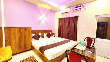 Deluxe Double Room, Multiple Beds | Hypo-allergenic bedding, desk, free WiFi, bed sheets