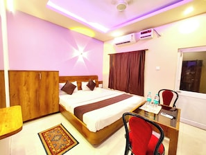 Hypo-allergenic bedding, free WiFi