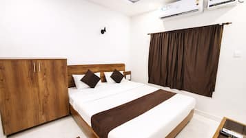 Hypo-allergenic bedding, desk, free WiFi, bed sheets