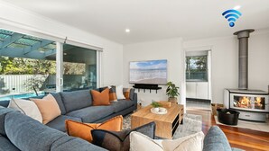 Una sala de estar moderna con sofá, mesa de centro y chimenea.