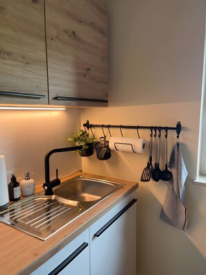 Fridge, oven, stovetop, dishwasher