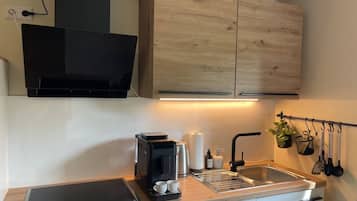 Jääkaappi, uuni, liesi, astianpesukone