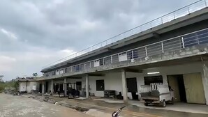 Una estructura de estacionamiento de varios pisos con pilares de hormigón y techo plano.
