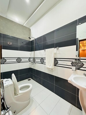 Double Room | Bathroom | Shower, slippers, towels, soap - Anabia Guest House (Islamabad)
