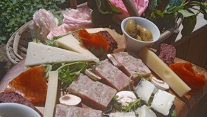 A charcuterie board with various meats, cheeses, and accompaniments. - Dodôme étoilé-Love Room (Saint-Germain-d'Esteuil)