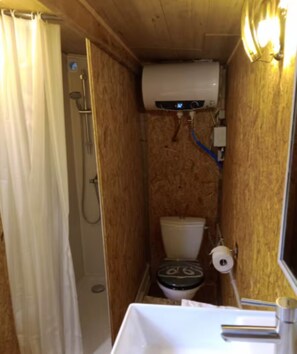 Serviettes fournies, papier toilette