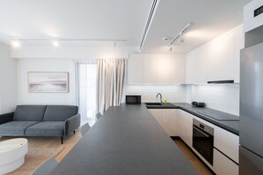 Fridge, microwave, oven, dishwasher - LIV Athinum 1 - Luxury Apartment 3A (Athens)