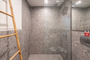 Dusche, Haartrockner, Handtücher
