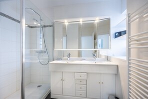 Shower, hair dryer - 4-room apartment, 3 bedrooms (Les Sables-d'Olonne)