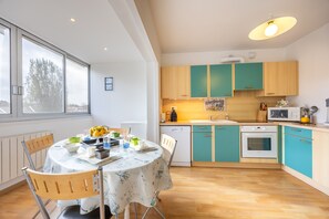 Fridge, microwave, oven, stovetop - 4-room apartment, 3 bedrooms (Les Sables-d'Olonne)