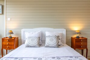 3 chambres, fer et planche Ă repasser