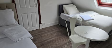 6 bedrooms, free WiFi, bed sheets