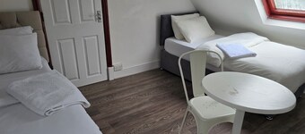 3 Bed House - Sleeps 11 - Pets - Wifi