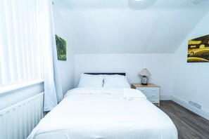 6 bedrooms, iron/ironing board, free WiFi, bed sheets - 3 Bed House - Sleeps 11 - Pets - Wifi (Leicester)