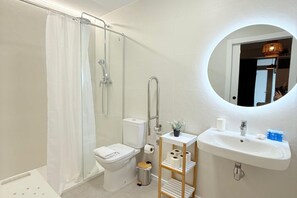 Shower, towels, shampoo -  Oceanografic Suite 1 (València)